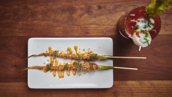 Brochettes de carottes du jardin rôties, de mayonnaise épicée et de granola de sarrasin