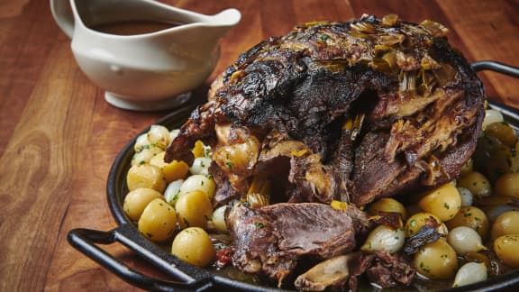 Cuissot de sanglier au vin rouge et aux oignons et perles de pommes de terre aux herbes