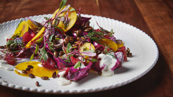 Salade de betteraves cuites au four et fumées au foin d’odeur, de betteraves jaunes marinées et de vinaigrette crémeuse à l’aneth