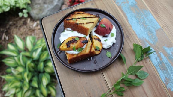 Ricotta au miel et à la vanille, quatre-quarts grillés et pêches grillées