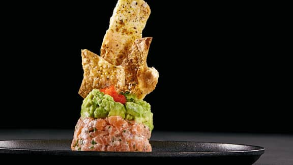 Tartare de saumon, avocat et chips de tortilla