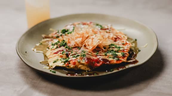 Okonomiyaki, bacon, sauce à l’érable, mayonnaise japonaise et bonite