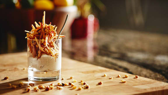 Pommes en juliennes et yogourt grec parfumé à l’érable et à la vanille
