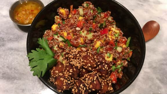 Bol de quinoa au tempeh mariné et aux citrons confits