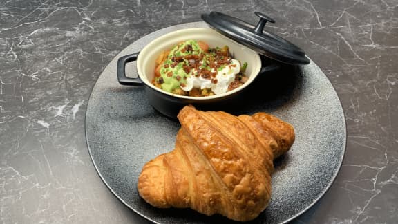 Cassolette d’œuf poché, légumes racines rôtis, crème d’avocat à la lime, éclats de bacon à l’érable