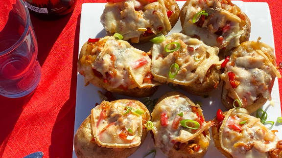 Pommes de terre farcies au poulet, aux poivrons grillés et au fromage