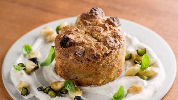 pouding au pain soufflé aux bananes à la liqueur de noisette