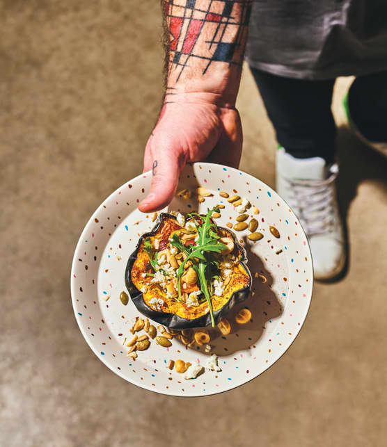 Courge farcie au fromage de chèvre, aux noisettes et aux graines