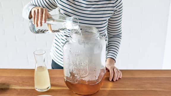 Ajouter l’eau froide et la base de kombucha