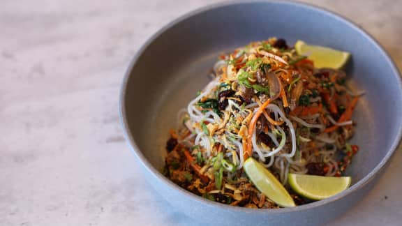 Salade Japchae, bœuf, patate douce, canneberges, coriandre et sésame