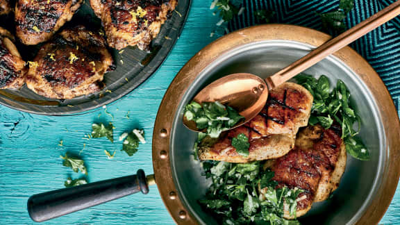 Duo de hauts de cuisse et poitrines de poulet aux herbettes