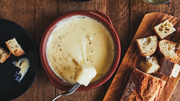 Qu'est-ce qu'on mange avec une fondue au fromage ?