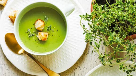 Soupe aux petits pois verts, au bacon fumé à l'érable et croûtons savoureux