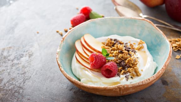 Parfait aux fruits, yogourt et granola maison aux épices
