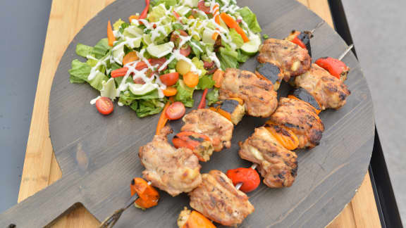 Qué-Bob géant aux hautes de cuisses de volaille farcies à la chair de saucisse et fromage en grains