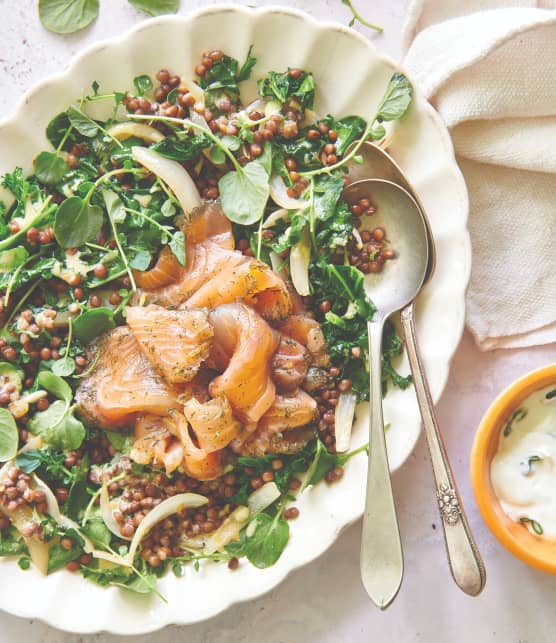 Salade tiède de lentilles, gravlax de saumon à la crème aigre
