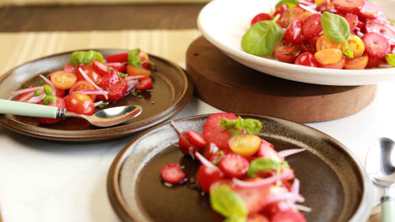 Salade de tomates cerises, fraises et basilic