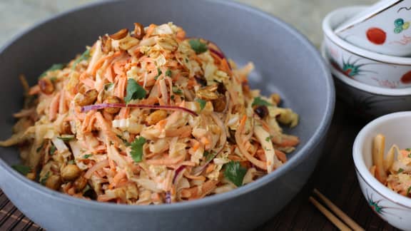 Salade de chou à la coréenne et arachides épicées