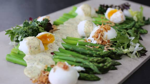 Asperges vinaigrées à la moutarde et œufs pochés