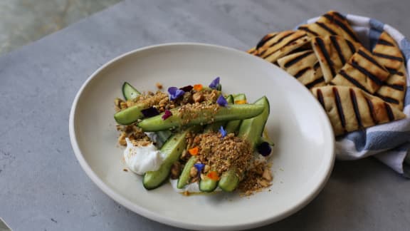 Concombres sur labneh au citron et dukkah épicé