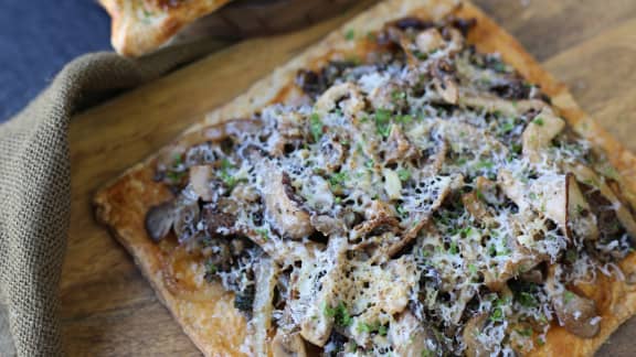 Tarte fine aux champignons, parmesan et oignons caramélisés