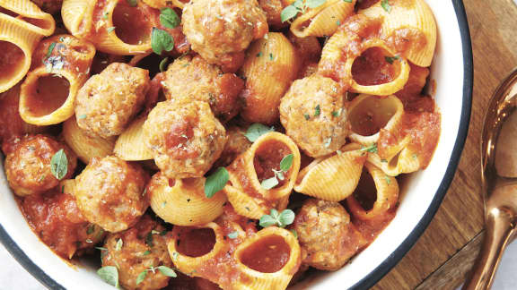 Casserole de pâtes, boulettes au porc et à l'origan