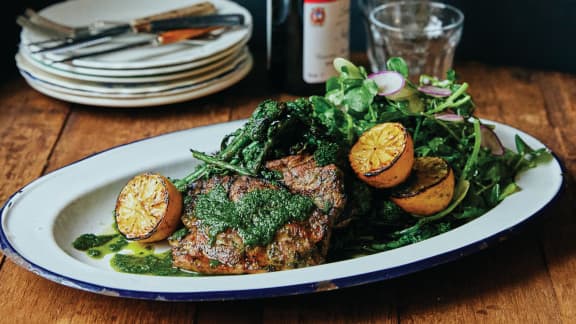 Jeudi : Échine de porc grillée, salsa verde, rapini