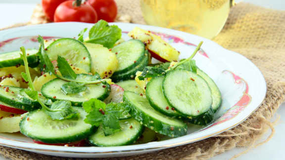 Salade de concombre et de pommes au cari