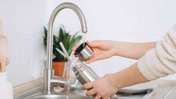 Voici pourquoi il ne faut pas boire d'eau pétillante tous les jours