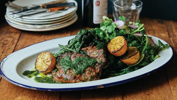 Échine de porc grillée, salsa verde, rapini