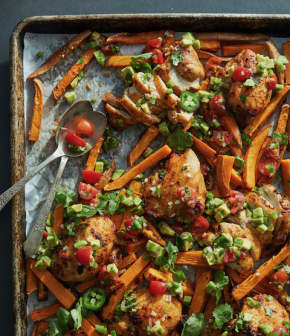 Plaque de poulet et patates douces, salsa d'avocat