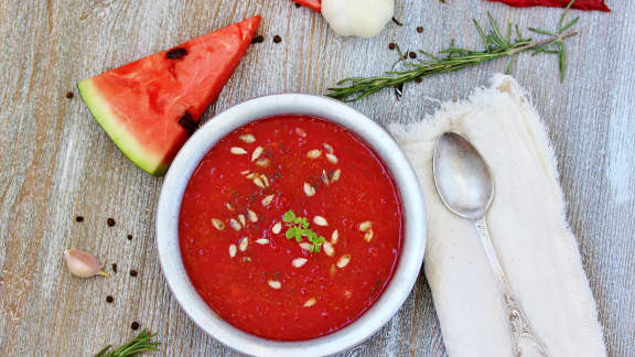 Soupe froide de melon d’eau au basilic