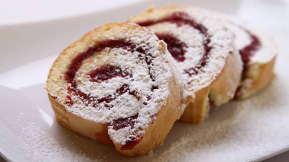 Gâteau roulé aux framboises