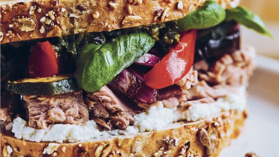 Sandwich au thon et aux légumes grillés