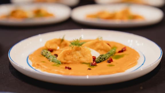 Raviolis aux crevettes, sauce à la bisque et chantilly au tofu