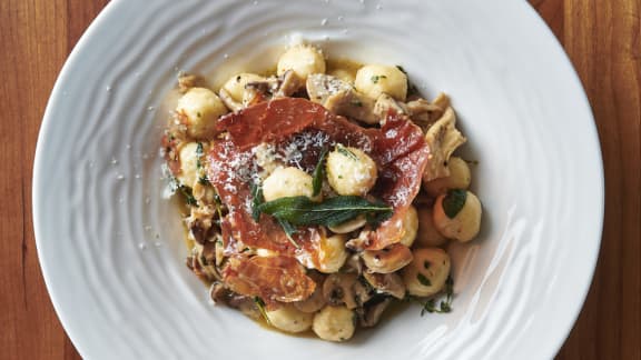 Gnudis aux champignons sauvages, sauce aux truffes