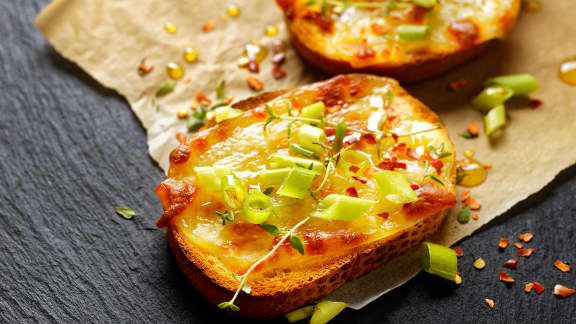 Tartine chaude à la fondue et tapenade de persil au miel