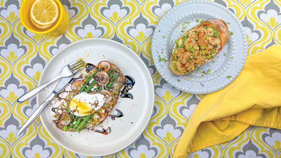 Jeudi : Tartine luzerne, feta, asperges, radis et œuf poché