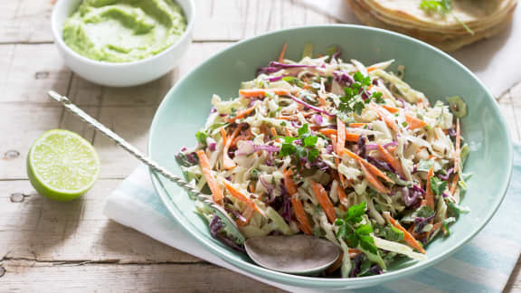 Faudrait-il manger la salade avant ou après un repas ? La réponse pourrait vous surprendre