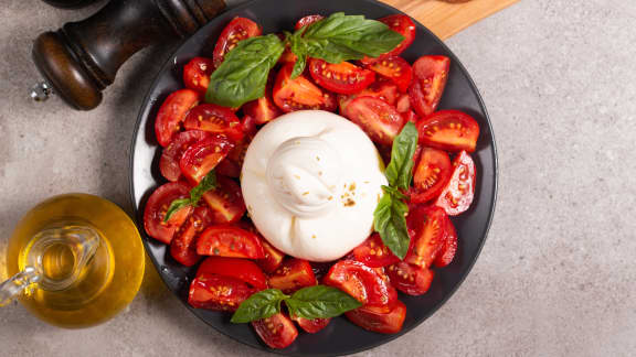 Burrata aux tomates et basilic