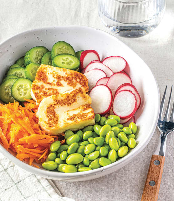 Bol aux edamames et au fromage grillé