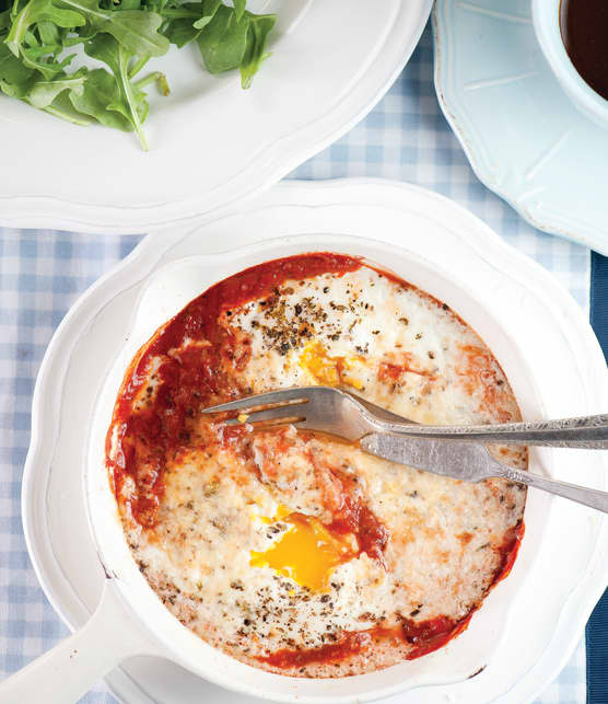 Oeufs pochés aux tomates et au romano
