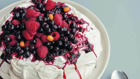 Pavlova aux petits fruits sauvages