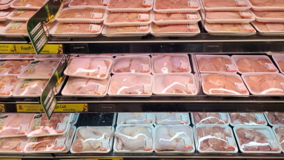 Pourquoi le poulet en épicerie a parfois une apparence et une texture étranges