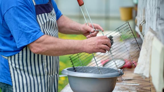 7 astuces efficaces pour nettoyer la grille du barbecue : Femme Actuelle Le  MAG