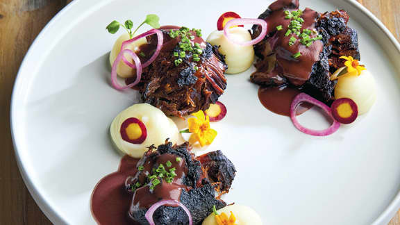 Joues de boeuf au vin rouge, purée de pommes de terre et échalotes françaises marinées