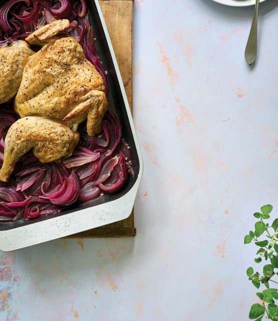 Poulet crapaudine à l'oignon rouge