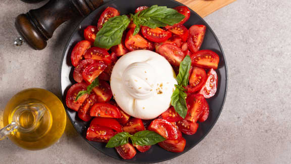 Burrata aux tomates et basilic