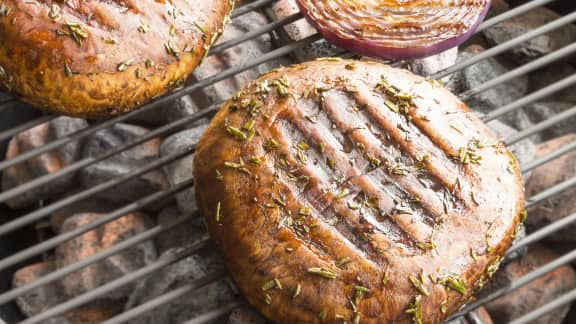 Champignons portobello grillés à l'ail et au fromage