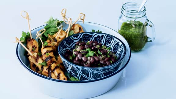 Brochettes de poulet, salsa verde et haricots noirs « frijoles »